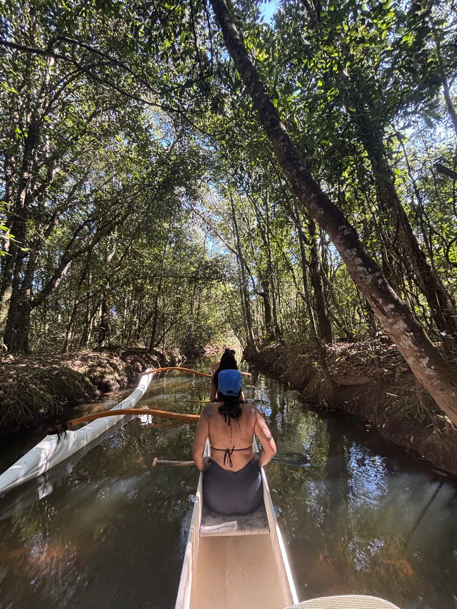 Canoa seguindo pelo corredor verde do Córrego do Torto